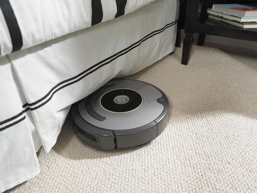iRobot-Roomba-616-pod-krovatu